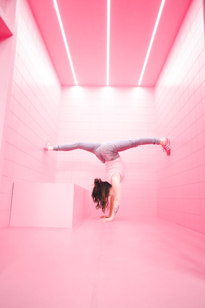 Kunst und Freiraum Artistik Super Candy Museum Köln Pink Akrobatik Shooting